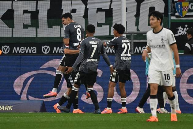 27.09.2025, xjhx, Fussball 1.Bundesliga, Borussia Moenchengladbach - Eintracht Frankfurt v.l. Torjubel nach dem Tor zum celebrating the goal celebrate 0:4 durch Fares Chaibi (Eintracht Frankfurt) (DFL DFB REGULATIONS PROHIBIT ANY USE OF PHOTOGRAPHS as IMAGE SEQUENCES and or QUASI-VIDEO) Moenchengladbach