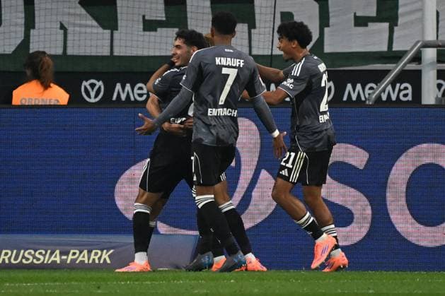 27.09.2025, xjhx, Fussball 1.Bundesliga, Borussia Moenchengladbach - Eintracht Frankfurt v.l. Torjubel nach dem Tor zum celebrating the goal celebrate 0:4 durch Fares Chaibi (Eintracht Frankfurt) (DFL DFB REGULATIONS PROHIBIT ANY USE OF PHOTOGRAPHS as IMAGE SEQUENCES and or QUASI-VIDEO) Moenchengladbach