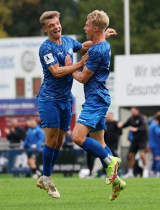 BAU 27.09.2025 Freiberg am Neckar Fußball SGV Freiberg vs. KSV Hessen Kassel, Jubel über das Tor zum 1:0, v.l. Tino Bradara, Torschütze Julian Kudala (Freiberg)
