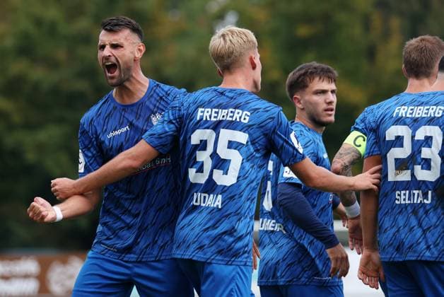 BAU 27.09.2025 Freiberg am Neckar Fußball SGV Freiberg vs. KSV Hessen Kassel, Mehdi Hetemaj (Freiberg, links) jubelt über das Tor von Torschützen Julian Kudala (Freiberg, Mitte)