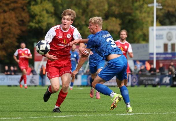 BAU 27.09.2025 Freiberg am Neckar Fußball SGV Freiberg vs. KSV Hessen Kassel, v.l.Joshua Kopf (Kassel), Julian Kudala (Freiberg)