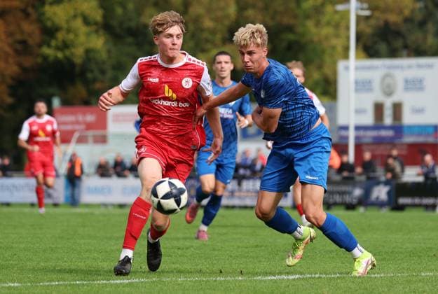 BAU 27.09.2025 Freiberg am Neckar Fußball SGV Freiberg vs. KSV Hessen Kassel, v.l. Joshua Kopf (Kassel), Julian Kudala (Freiberg)