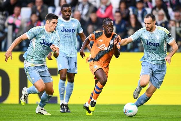 2025-09-27 Juventus FC v Atalanta BC - Serie A TURIN, ITALY - SEPTEMBER 27: Kamaldeen Sulemana of Atalanta BC battles for the ball with Vasilije Adzic of Juventus FC and Federico Gatti of Juventus FC during the Serie A match between Juventus FC and Atalanta BC at Allianz Stadium on September 27, 2025 in Turin, Italy. (Photo by Alberto Gandolfo BSR Agency) Turin Italy Content not available for redistribution in The Netherlands directly or indirectly through any third parties. Copyright: xBSRxAgencyx
