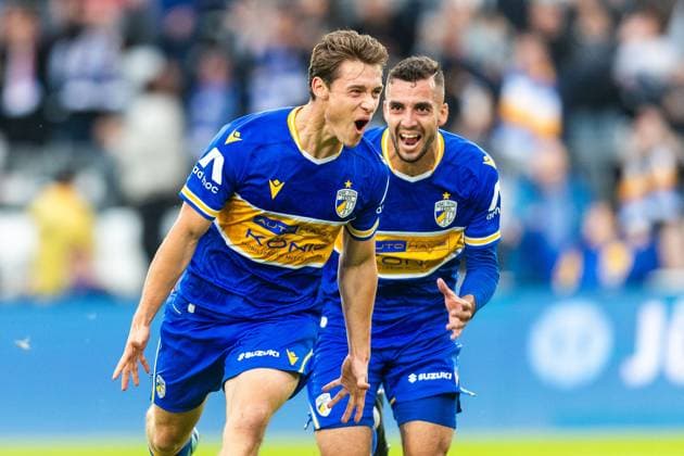 Jena , 270925, Fussball Regionalliga , FC Carl Zeiss Jena gegen Chemnitzer FC im Bild: Marcel Hoppe und Justin Schau (Jena) jubeln über das Tor zum 2:0