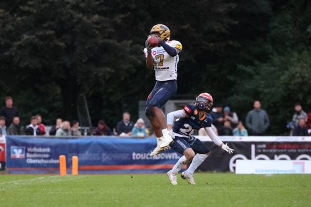 Tyler Hudson (Dresden Monarchs, 07 Wide Receiver) catches the ball ifm Razorbacks Ravensburg vs. Dresden Monarchs, American Football, German Football League, Week 21, 2025, 27.09.2025, Weingarten TeleData Stadion am Lindenhof BW Germany Copyright: xFootxBowl SebastianxJustx