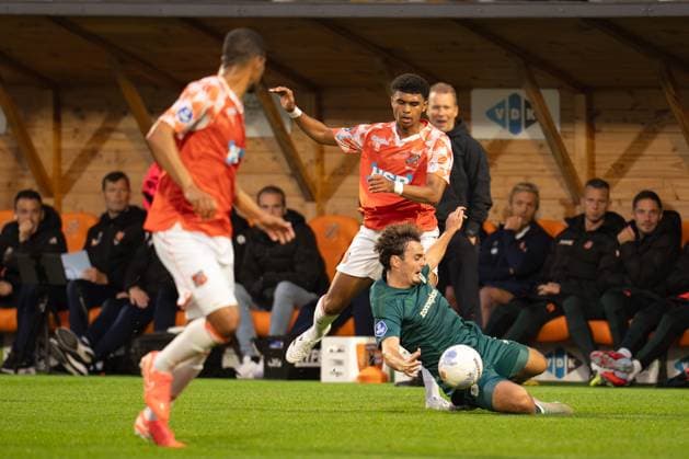 2025-09-27 FC Volendam v PEC Zwolle - Dutch Eredivisie VOLENDAM, NETHERLANDS - SEPTEMBER 27: Kaj de Rooij of PEC Zwolle battles for the ball during the Dutch Eredivisie match between FC Volendam and PEC Zwolle at Kras Stadion on September 27, 2025 in Volendam, Netherlands. Volendam Kras Stadion Netherlands Content not available for redistribution in The Netherlands directly or indirectly through any third parties. Copyright: xPatrickxGoosenx