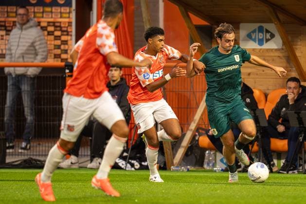 2025-09-27 FC Volendam v PEC Zwolle - Dutch Eredivisie VOLENDAM, NETHERLANDS - SEPTEMBER 27: Kaj de Rooij of PEC Zwolle runs with the ball during the Dutch Eredivisie match between FC Volendam and PEC Zwolle at Kras Stadion on September 27, 2025 in Volendam, Netherlands. Volendam Kras Stadion Netherlands Content not available for redistribution in The Netherlands directly or indirectly through any third parties. Copyright: xPatrickxGoosenx