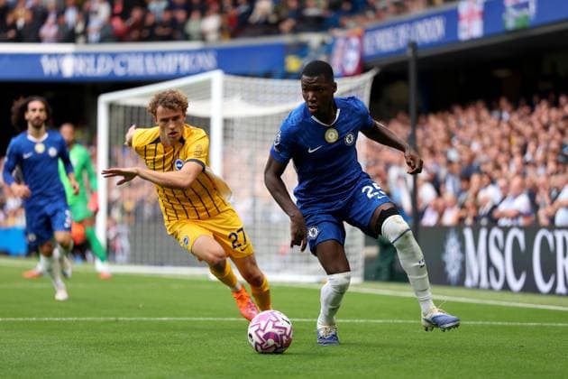 27th September 2025; Stamford Bridge, Chelsea, London, England: Premier League Football, Chelsea versus Brighton and Hove Albion; Moises Caicedo of Chelsea closely marked by Mats Wieffer of Brighton &amp; Hove Albion  JohnxPatrickxFletcher
