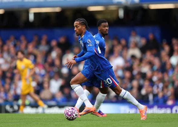 27th September 2025; Stamford Bridge, Chelsea, London, England: Premier League Football, Chelsea versus Brighton and Hove Albion; Joao Pedro of Chelsea on the ball  JohnxPatrickxFletcher