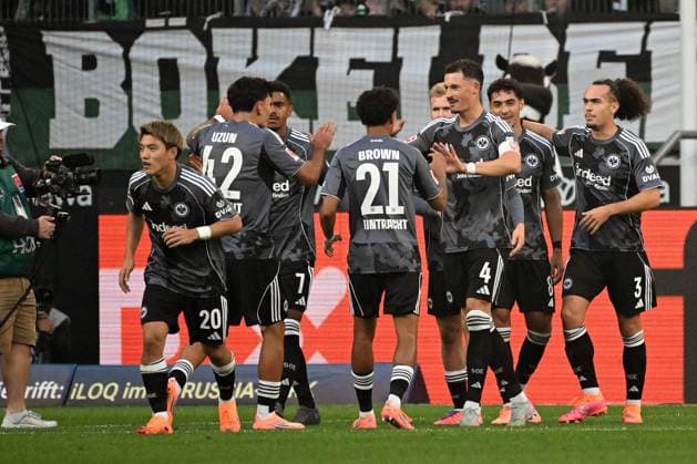 27.09.2025, xjhx, Fussball 1.Bundesliga, Borussia Moenchengladbach - Eintracht Frankfurt v.l. Torjubel nach dem Tor zum celebrating the goal celebrate 0:1 durch Robin Koch (Eintracht Frankfurt) (DFL DFB REGULATIONS PROHIBIT ANY USE OF PHOTOGRAPHS as IMAGE SEQUENCES and or QUASI-VIDEO) Moenchengladbach