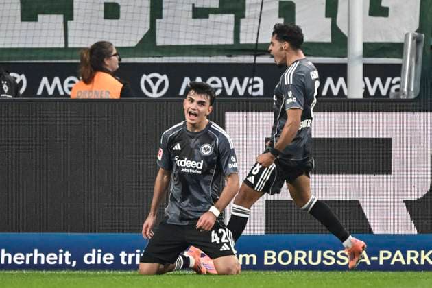 Can Uzun (Frankfurt 42) jubelt nach dem Tor zum 0:4 mit Fares Chaibi (Frankfurt 8) 27.09.2025 Fussball Borussia Moenchengladbach vs Eintracht Frankfurt, Borussia-Park, Moenchengladbach, DFB DFL REGULATIONS PROHIBIT ANY USE OF PHOTOGRAPHS AS IMAGE SEQUENCES AND OR QUASI-VIDEO