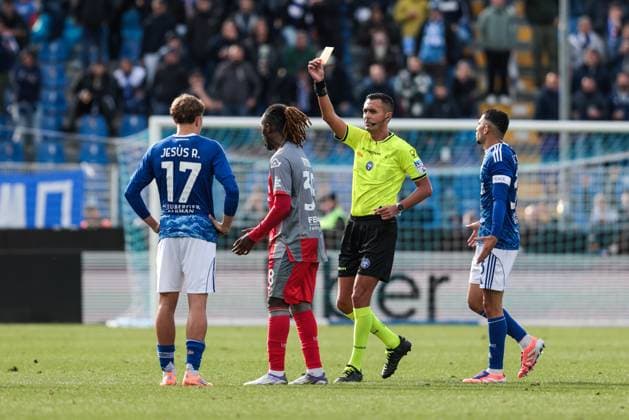 Como 1907 v US Cremonese - Serie A Di Bello expels Jesus Rodriguez (Como 1907) during the Serie A football match between Como 1907 and US Cremonese in Como, Italy, on September 27, 2025, at Stadio Giuseppe Sinigaglia. Como Italy  Copyright: xEmanuelexComincinix originalFilename:comincini-como1907250927_nppzX.jpg