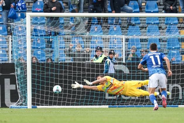 Como 1907 v US Cremonese - Serie A Marco Silvestri (US Cremonese) saves during the Serie A football match between Como 1907 and US Cremonese in Como, Italy, on September 27, 2025, at Stadio Giuseppe Sinigaglia. Como Italy  Copyright: xEmanuelexComincinix originalFilename:comincini-como1907250927_npzcs.jpg