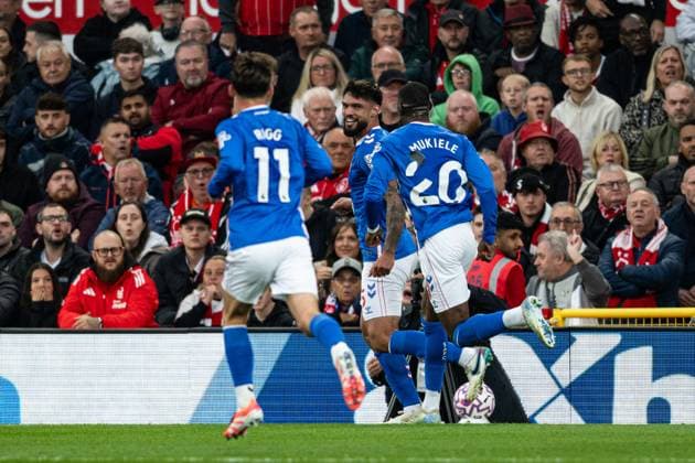 27th September 2025; The City Ground, Nottingham, England; Premier League Football, Nottingham Forest versus Sunderland; Omar Alderete of Sunderland AFC celebrates with his team after scoring in the 38th minute for 0-1  GodfreyxPitt