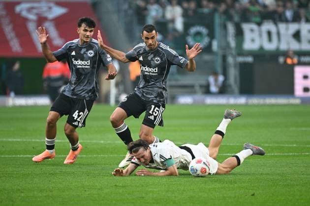 27.09.2025, xjhx, Fussball 1.Bundesliga, Borussia Moenchengladbach - Eintracht Frankfurt v.l. Can Uzun (Eintracht Frankfurt) Ellyes Skhiri (Eintracht Frankfurt) Rocco Reitz (Borussia Mönchengladbach) Zweikampf, Aktion, action, battle for the ball (DFL DFB REGULATIONS PROHIBIT ANY USE OF PHOTOGRAPHS as IMAGE SEQUENCES and or QUASI-VIDEO) Moenchengladbach