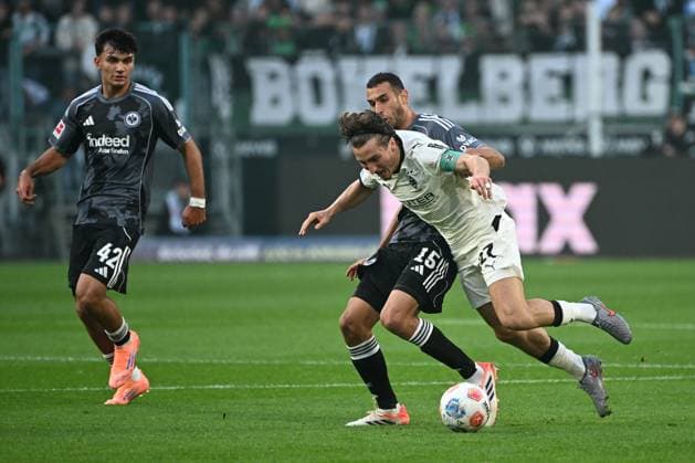27.09.2025, xjhx, Fussball 1.Bundesliga, Borussia Moenchengladbach - Eintracht Frankfurt v.l. Can Uzun (Eintracht Frankfurt) Ellyes Skhiri (Eintracht Frankfurt) Rocco Reitz (Borussia Mönchengladbach) Zweikampf, Aktion, action, battle for the ball (DFL DFB REGULATIONS PROHIBIT ANY USE OF PHOTOGRAPHS as IMAGE SEQUENCES and or QUASI-VIDEO) Moenchengladbach