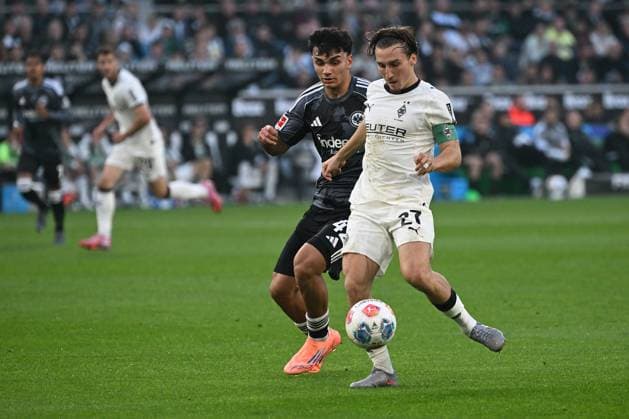 27.09.2025, xjhx, Fussball 1.Bundesliga, Borussia Moenchengladbach - Eintracht Frankfurt v.l. Can Uzun (Eintracht Frankfurt) Rocco Reitz (Borussia Mönchengladbach) Zweikampf, Aktion, action, battle for the ball (DFL DFB REGULATIONS PROHIBIT ANY USE OF PHOTOGRAPHS as IMAGE SEQUENCES and or QUASI-VIDEO) Moenchengladbach