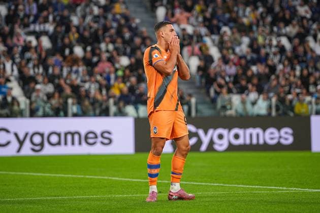 Atalanta s Nikola Krstovic reacts after missing a scoring chance during the Serie A soccer match between Juventus and Atalanta at the Allianz Stadium in Turin, north west Italy - Saturday, Septermber 27, 2025. - Soccer .  Copyright: xMarcoxAlpozzi LaPressex
