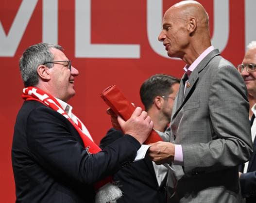 27.09.2025 , xophax, Fussball 1.Bundesliga, 1.FC Koeln Mitgliederversammlung , Präsidentenwahl. Rhein Energie Stadion Jahreshauptversammlung am Samstag den 27.09.2025. 1.FC Köln Team Stobbe gewinnt die Wahl. Werner Wolf und sein Nachfolger Jörn Stobbe , rechts Koeln