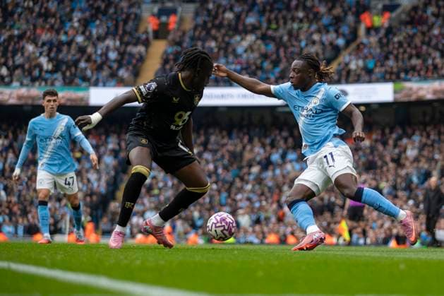 Manchester City v Burnley - Premier League Jeremy Doku (11) of Manchester City F.C. is challenged by the opponent during the Premier League match between Manchester City and Burnley at the Etihad Stadium in Manchester, England, on September 27, 2025. Manchester Manchester United, ManU Kingdom  Copyright: xMIxNewsx originalFilename:fletcher-manchest250927_npJ4g.jpg