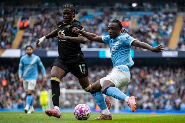 Manchester City v Burnley - Premier League Jeremy Doku (11) of Manchester City F.C. is challenged by Loum Tchaouna (17) of Burnley F.C. during the Premier League match between Manchester City and Burnley at the Etihad Stadium in Manchester, England, on September 27, 2025. Manchester Manchester United, ManU Kingdom  Copyright: xMIxNewsx originalFilename:fletcher-manchest250927_npNPR.jpg