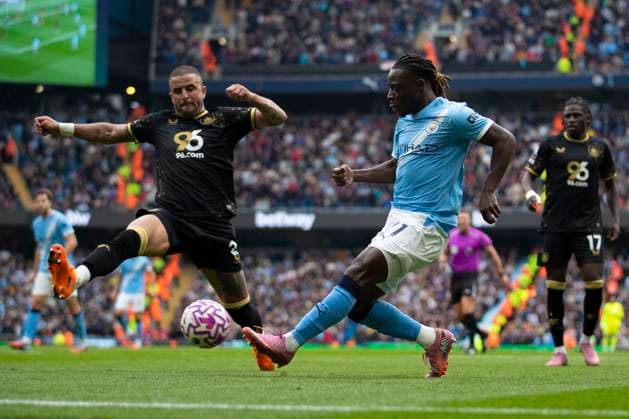 Manchester City v Burnley - Premier League Jeremy Doku (11) of Manchester City F.C. is challenged by Kyle Walker (2) of Burnley F.C. during the Premier League match between Manchester City and Burnley at the Etihad Stadium in Manchester, England, on September 27, 2025. Manchester Manchester United, ManU Kingdom  Copyright: xMIxNewsx originalFilename:fletcher-manchest250927_npqEM.jpg