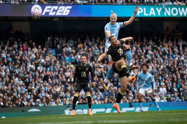 Sport Themen der Woche KW 39 Sport Bilder des Tages Manchester City v Burnley - Premier League Erling Haaland (9) of Manchester City F.C. heads the ball during the Premier League match between Manchester City and Burnley at the Etihad Stadium in Manchester, on September 27, 2025. Manchester Manchester United, ManU Kingdom  Copyright: xMIxNewsx originalFilename:fletcher-manchest250927_npwFy.jpg