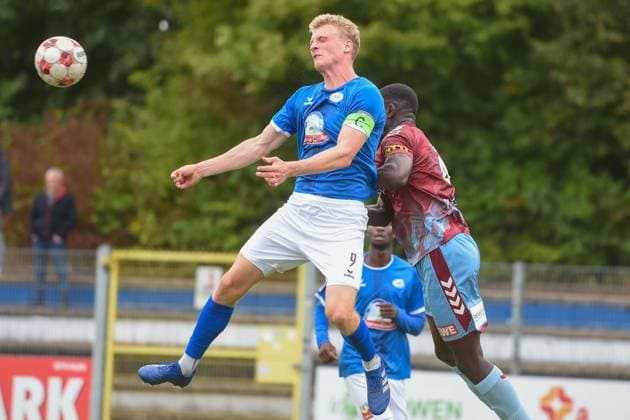 Fußball I Herren I Saison 2025-2026 I Regionalliga Nord I 11. Spieltag I SC Weiche Flensburg 08 - SSV Jeddeloh II I 27.09.2025 von links Simon Brinkmann (9, SSV Jeddeloh II), Marshall Faleu (4, SC Weiche Flensburg 08) Copyright: xLobeca JanxKirschnerx