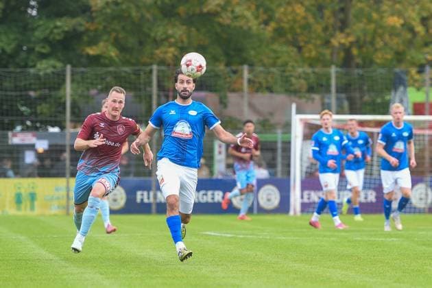 Fußball I Herren I Saison 2025-2026 I Regionalliga Nord I 11. Spieltag I SC Weiche Flensburg 08 - SSV Jeddeloh II I 27.09.2025 von links Moritz Göttel (9, SC Weiche Flensburg 08), Gazi Siala (47, SSV Jeddeloh II) Copyright: xLobeca JanxKirschnerx