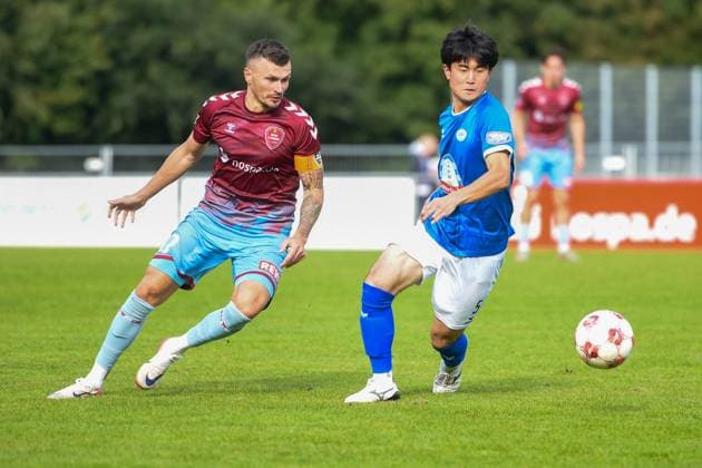 Fußball I Herren I Saison 2025-2026 I Regionalliga Nord I 11. Spieltag I SC Weiche Flensburg 08 - SSV Jeddeloh II I 27.09.2025 von links Dominic Hartmann (37, SC Weiche Flensburg 08), Keita Taguchi (5, SSV Jeddeloh II) Copyright: xLobeca JanxKirschnerx