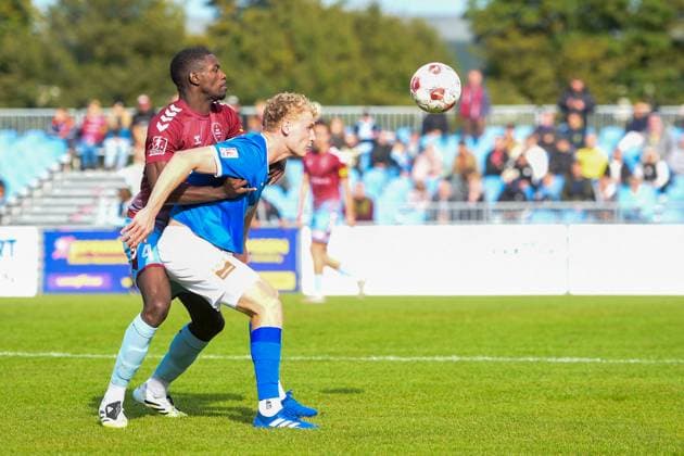 Fußball I Herren I Saison 2025-2026 I Regionalliga Nord I 11. Spieltag I SC Weiche Flensburg 08 - SSV Jeddeloh II I 27.09.2025 von links Marshall Faleu (4, SC Weiche Flensburg 08), Simon Brinkmann (9, SSV Jeddeloh II) Copyright: xLobeca JanxKirschnerx