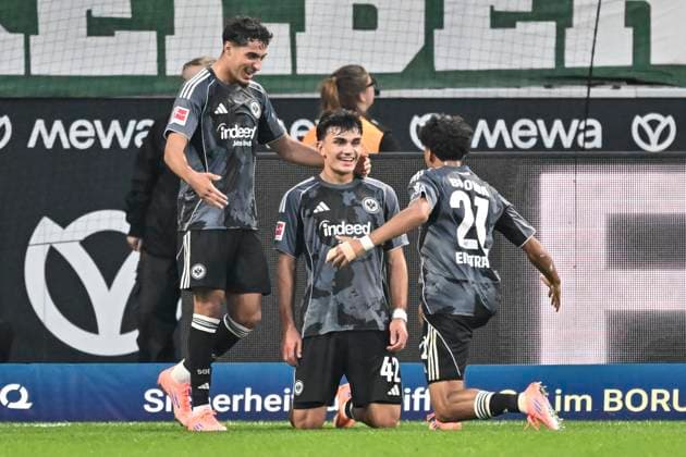 Can Uzun (Frankfurt 42) jubelt nach dem Tor zum 0:4 mit der Mannschaft 27.09.2025 Fussball Borussia Moenchengladbach vs Eintracht Frankfurt, Borussia-Park, Moenchengladbach, DFB DFL REGULATIONS PROHIBIT ANY USE OF PHOTOGRAPHS AS IMAGE SEQUENCES AND OR QUASI-VIDEO