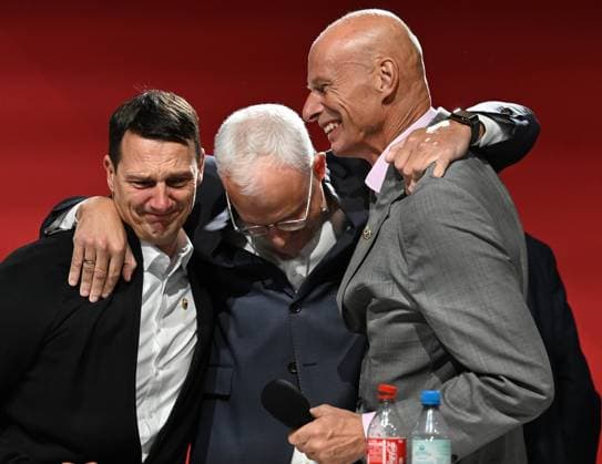 27.09.2025 , xophax, Fussball 1.Bundesliga, 1.FC Koeln Mitgliederversammlung , Präsidentenwahl. Rhein Energie Stadion Jahreshauptversammlung am Samstag den 27.09.2025. 1.FC Köln Team Stobbe gewinnt die Wahl : v.l.n.rechts : Ulf Sobek , Jörg Alvermann und Jörn Stobbe nach dem Verkündung des Wahlergebnisses Koeln