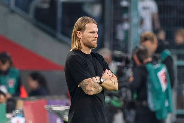Mönchengladbach, Deutschland, 27.09.25: Trainer Eugen Polanski (Borussia Mönchengladbach) schaut waehrend des Spiels der Bundesliga zwischen Borussia Mönchengladbach vs Eintracht Frankfurt im Stadion im Borussia Park Mönchengladbach Stadion im Borussia Park North Rhine-Westphalia Germany Copyright: xBrauer-Fotoagenturx xAdrianxSchlx