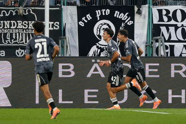Mönchengladbach, Deutschland, 27.09.25: Can Yilmaz Uzun (Eintracht Frankfurt) Torjubel, jubelt nach seinem Treffer zum 0:5 waehrend des Spiels der Bundesliga zwischen Borussia Mönchengladbach vs Eintracht Frankfurt im Stadion im Borussia Park Mönchengladbach Stadion im Borussia Park North Rhine-Westphalia Germany Copyright: xBrauer-Fotoagenturx xAdrianxSchlx