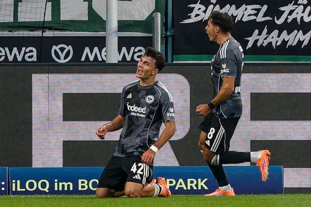 Mönchengladbach, Deutschland, 27.09.25: Can Yilmaz Uzun (Eintracht Frankfurt) Torjubel, jubelt nach seinem Treffer zum 0:5 waehrend des Spiels der Bundesliga zwischen Borussia Mönchengladbach vs Eintracht Frankfurt im Stadion im Borussia Park Mönchengladbach Stadion im Borussia Park North Rhine-Westphalia Germany Copyright: xBrauer-Fotoagenturx xAdrianxSchlx