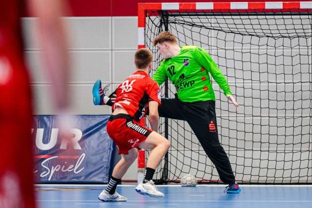 v.l. Tim Roman Wieling (TuS N-Luebbecke, 96), Maximilian Grundmann (1. VfL Potsdam, 12) beim Siebenmeter 7 Meter Wurf GER, TuS N-Luebbecke vs. 1. VfL Potsdam, Handball, 2. Bundesliga, 5. Spieltag, Spielzeit 2025 2026, 27.09.2025 GER, TuS N-Luebbecke vs. 1. VfL Potsdam, Handball, 2. Bundesliga, 5. Spieltag, Spielzeit 2025 2026, 27.09.2025 Luebbecke Copyright: xEibner-Pressefoto JanxRollingerx EP_JSK