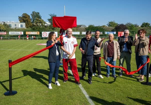 Fußball, Herren, Saison 2025 2026, NOFV Oberliga Nord, SV Sparta Lichtenberg, Feier zur Namensgebung, Sportanlage Fischerstraße wird zum Paul-Kalkbrenner-Sportfeld, v. l. Bezirksstadträtin Sandy Mattes (SPD), Paul Kalkbrenner (Namensgeber des Paul-Kalkbrenner-Sportfeldes), Bezirksbürgermeister Martin Schaefer, Vizepräsident Mathias Geyer (Sparta Lichtenberg), , Präsident Werner Natalis (SV Sparta Lichtenberg), 27.09. 2025, Copyright: xMatthiasxKochx