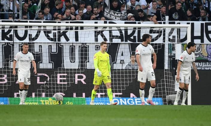 Nico Elvedi (Borussia Moenchengladbach), Torwart Moritz Nicolas (Borussia Moenchengladbach), Joe Scally (Borussia Moenchengladbach), Kevin Diks (Borussia Moenchengladbach), v.li. 27.09.2025, Fussball 1. Bundesliga, Saison 2025 2026, 5. Spieltag, Borussia Mönchengladbach - Eintracht Frankfurt DFL regulations prohibit any use of photographs as image sequences and or quasi-video Moenchengladbach Borussia Park Nordrhein Westfalen Deutschland