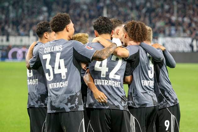 Mönchengladbach, Deutschland, 27.09.25: Robin Koch (Eintracht Frankfurt) Torjubel, jubelt mit seiner Mannschaft nach dem Treffer zum 0:6 waehrend des Spiels der Bundesliga zwischen Borussia Mönchengladbach vs Eintracht Frankfurt im Stadion im Borussia Park Mönchengladbach Stadion im Borussia Park North Rhine-Westphalia Germany Copyright: xBrauer-Fotoagenturx xAdrianxSchlx