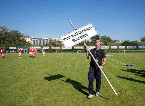 Fußball, Herren, Saison 2025 2026, NOFV Oberliga Nord, SV Sparta Lichtenberg, Feier zur Namensgebung, Sportanlage Fischerstraße wird zum Paul-Kalkbrenner-Sportfeld, ein Mitarbeiter trägt das Namensschild vom Platz, 27.09. 2025, Copyright: xMatthiasxKochx