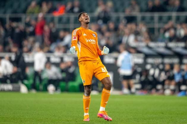 27.09.2025, Fussball: 1. Bundesliga, Saison 2025 2026, 05. Spieltag, Borussia Moenchengladbach - Eintracht Frankfurt im Borussia-Park in Moenchengladbach. Kaua Santos (Eintracht Frankfurt, 40) bejubelt das Tor zum 6:0. Wichtiger Hinweis: Gemaess den Vorgaben der DFL Deutsche Fussball Liga bzw. des DFB Deutscher Fussball-Bund ist es untersagt, in dem Stadion und oder vom Spiel angefertigte Fotoaufnahmen in Form von Sequenzbildern und oder videoaehnlichen Fotostrecken zu verwerten bzw. verwerten zu lassen. Foto: Kirchner-Media Thomas Haesler Copyright: xKirchner-Media ThomasxHaeslerx