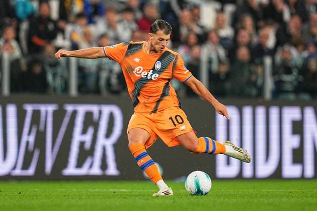 Atalanta s Lazar Samardzic during the Serie A soccer match between Juventus and Atalanta at the Allianz Stadium in Turin, north west Italy - Saturday, Septermber 27, 2025. - Soccer .  Copyright: xMarcoxAlpozzi LaPressex
