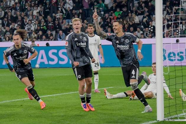 Robin Koch (Frankfurt 4) jubelt nach dem Tor zum 0:6 27.09.2025 Fussball Borussia Moenchengladbach vs Eintracht Frankfurt, Borussia-Park, Moenchengladbach, DFB DFL REGULATIONS PROHIBIT ANY USE OF PHOTOGRAPHS AS IMAGE SEQUENCES AND OR QUASI-VIDEO