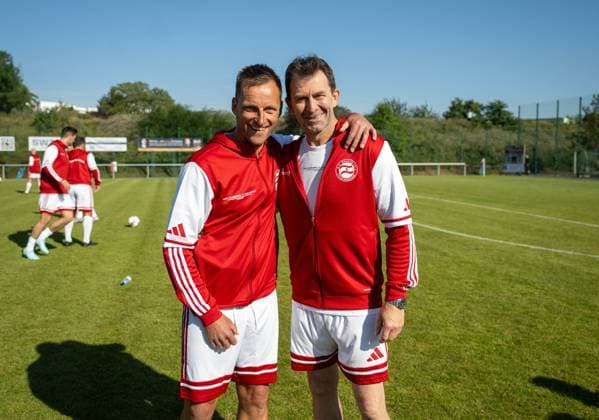 Fußball, Herren, Saison 2025 2026, NOFV Oberliga Nord, SV Sparta Lichtenberg, Feier zur Namensgebung, Sportanlage Fischerstraße wird zum Paul-Kalkbrenner-Sportfeld, v. l. Ronny Nikol und Sven Felski vom Team Kalkbrenner, 27.09. 2025, Copyright: xMatthiasxKochx