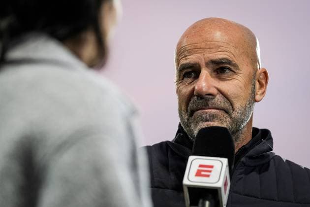 ROTTERDAM (l-r) Fresia Cousino Arias, PSV Eindhoven coach Peter Bosz during the Dutch Eredivisie match between Excelsior and PSV at the Woudestein Stadium on September 27, 2025, in Rotterdam, Netherlands. ANP TOBIAS KLEUVER Eredivisie 2025 26 xVIxANPxSportx xxANPxIVx 537638861 originalFilename: 537638861.jpg