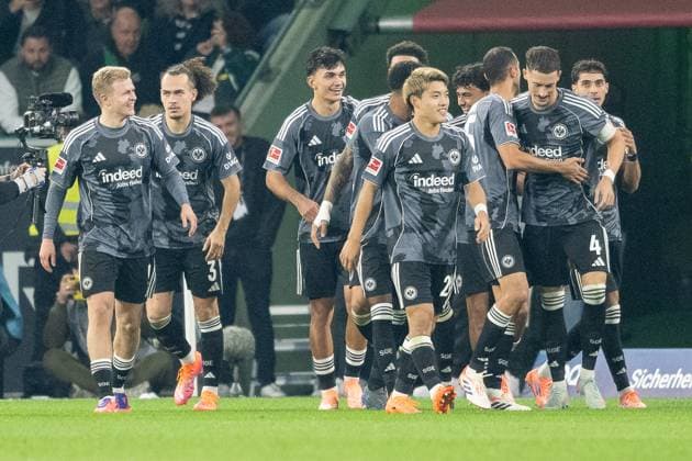 27.09.2025, Fussball: 1. Bundesliga, Saison 2025 2026, 05. Spieltag, Borussia Moenchengladbach - Eintracht Frankfurt im Borussia-Park in Moenchengladbach. Die Frankfurter Spieler bejubeln das Tor zum 6:0. Wichtiger Hinweis: Gemaess den Vorgaben der DFL Deutsche Fussball Liga bzw. des DFB Deutscher Fussball-Bund ist es untersagt, in dem Stadion und oder vom Spiel angefertigte Fotoaufnahmen in Form von Sequenzbildern und oder videoaehnlichen Fotostrecken zu verwerten bzw. verwerten zu lassen. Foto: Kirchner-Media Thomas Haesler Copyright: xKirchner-Media ThomasxHaeslerx
