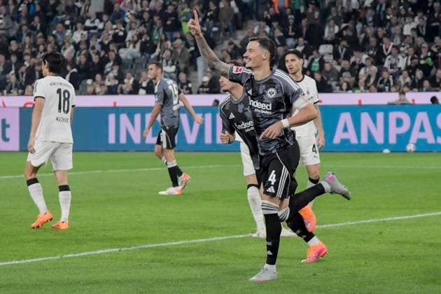 Robin Koch (Frankfurt 4) jubelt nach dem Tor zum 0:6 27.09.2025 Fussball Borussia Moenchengladbach vs Eintracht Frankfurt, Borussia-Park, Moenchengladbach, DFB DFL REGULATIONS PROHIBIT ANY USE OF PHOTOGRAPHS AS IMAGE SEQUENCES AND OR QUASI-VIDEO