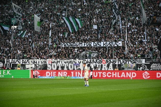 27.09.2025, xjhx, Fussball 1.Bundesliga, Borussia Moenchengladbach - Eintracht Frankfurt v.l. Borussia Mönchengladbach Fans Stimmung, Schals, Emotionen Jubel Spruchband (DFL DFB REGULATIONS PROHIBIT ANY USE OF PHOTOGRAPHS as IMAGE SEQUENCES and or QUASI-VIDEO) Moenchengladbach