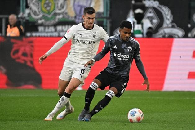 27.09.2025, xjhx, Fussball 1.Bundesliga, Borussia Moenchengladbach - Eintracht Frankfurt v.l. Yannik Engelhardt (Borussia Mönchengladbach) Ansgar Knauff (Eintracht Frankfurt) Zweikampf, Aktion, action, battle for the ball (DFL DFB REGULATIONS PROHIBIT ANY USE OF PHOTOGRAPHS as IMAGE SEQUENCES and or QUASI-VIDEO) Moenchengladbach